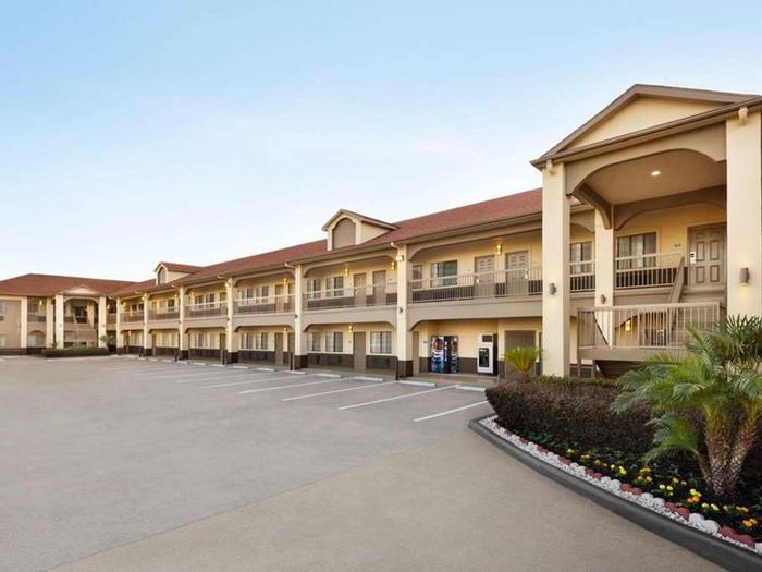 Hotel Days Inn & Suites by Wyndham Houston Hobby Airport - Bild 1