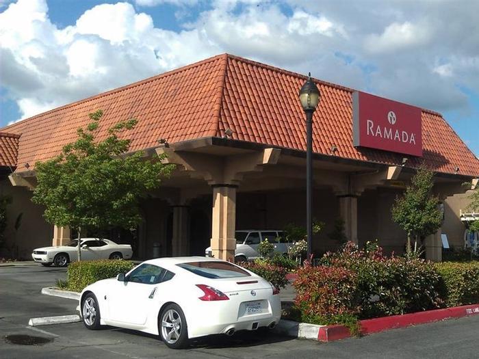 Hotel Ramada by Wyndham Fresno North - Bild 1