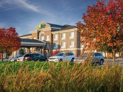 Holiday Inn Express & Suites Bellevue / Omaha Area