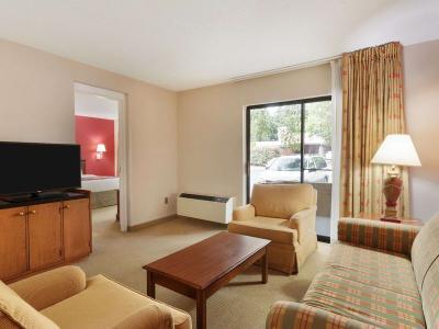 Hotel Ramada by Wyndham Raleigh - Bild 4