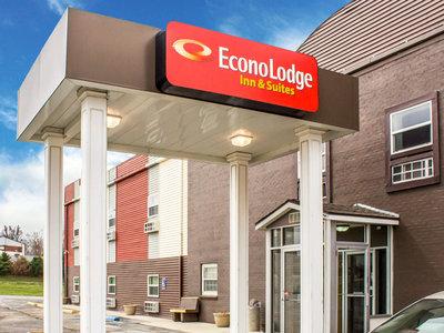 Econo Lodge  Inn & Suites Walnut