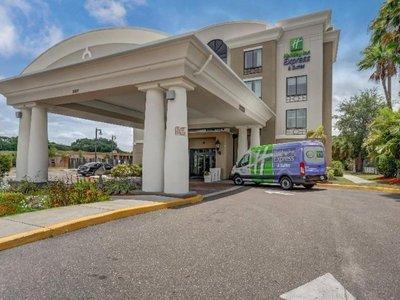 Holiday Inn Express & Suites Tampa-Usf-Busch Gardens