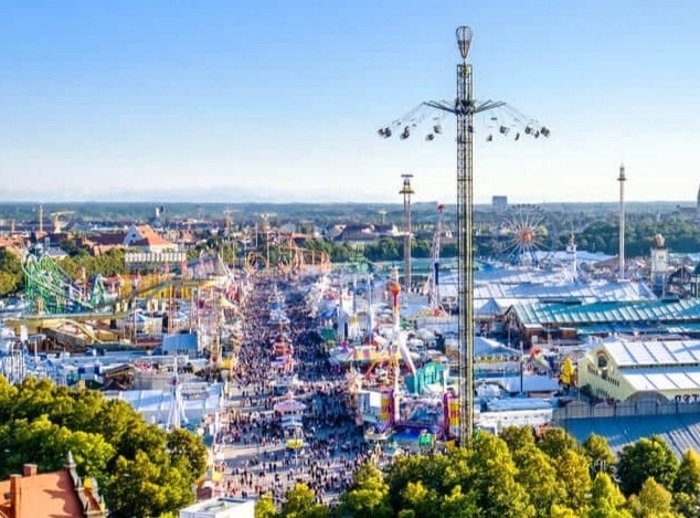 1563439632 Adobe Stock 210674760 München Oktoberfest Layout