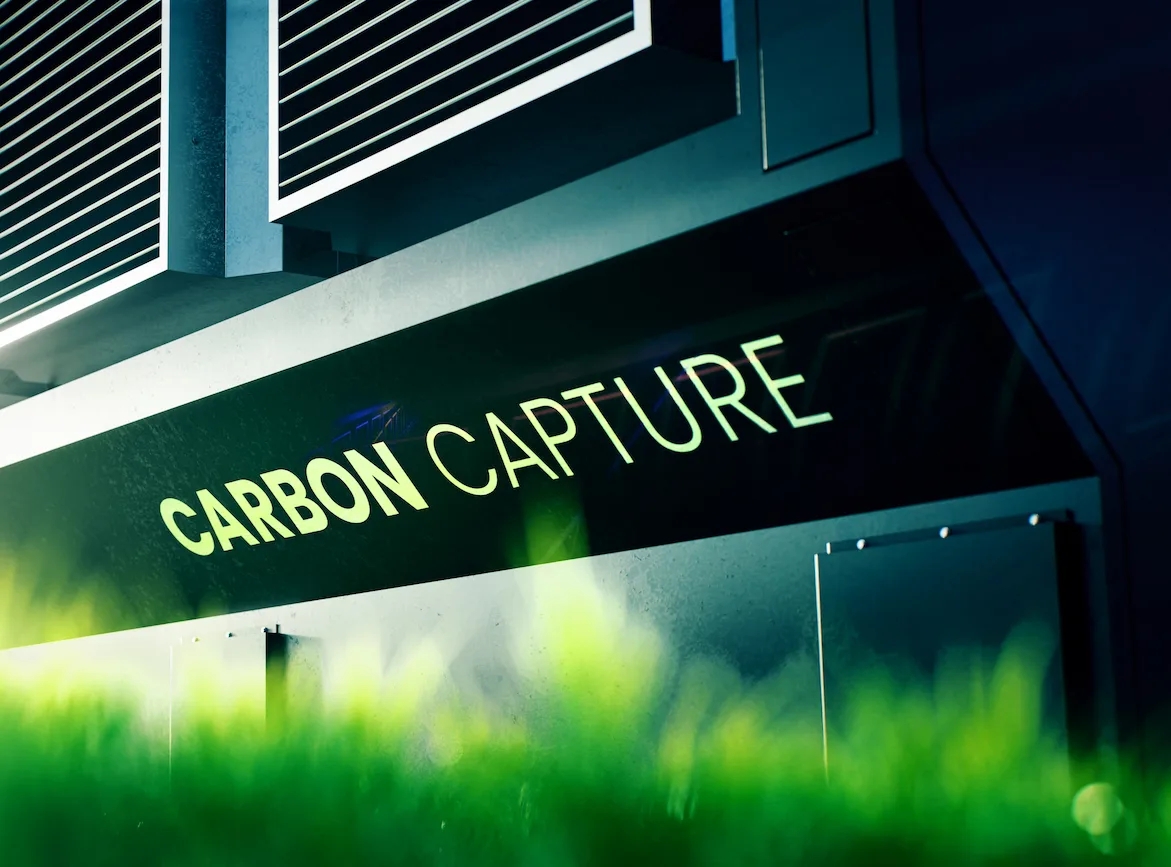 Industrielle Anlage mit der Aufschrift "Carbon Capture" (CO₂-Entnahme)